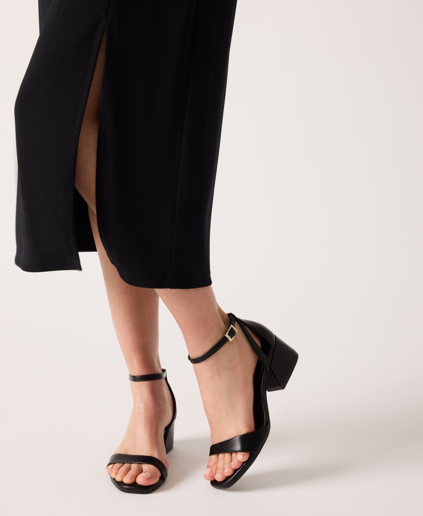 Женские сандалии Anne Klein Mia Ankle Strap Block Heel Dress Sandals, цвет: Чёрный гладкий — фото 8