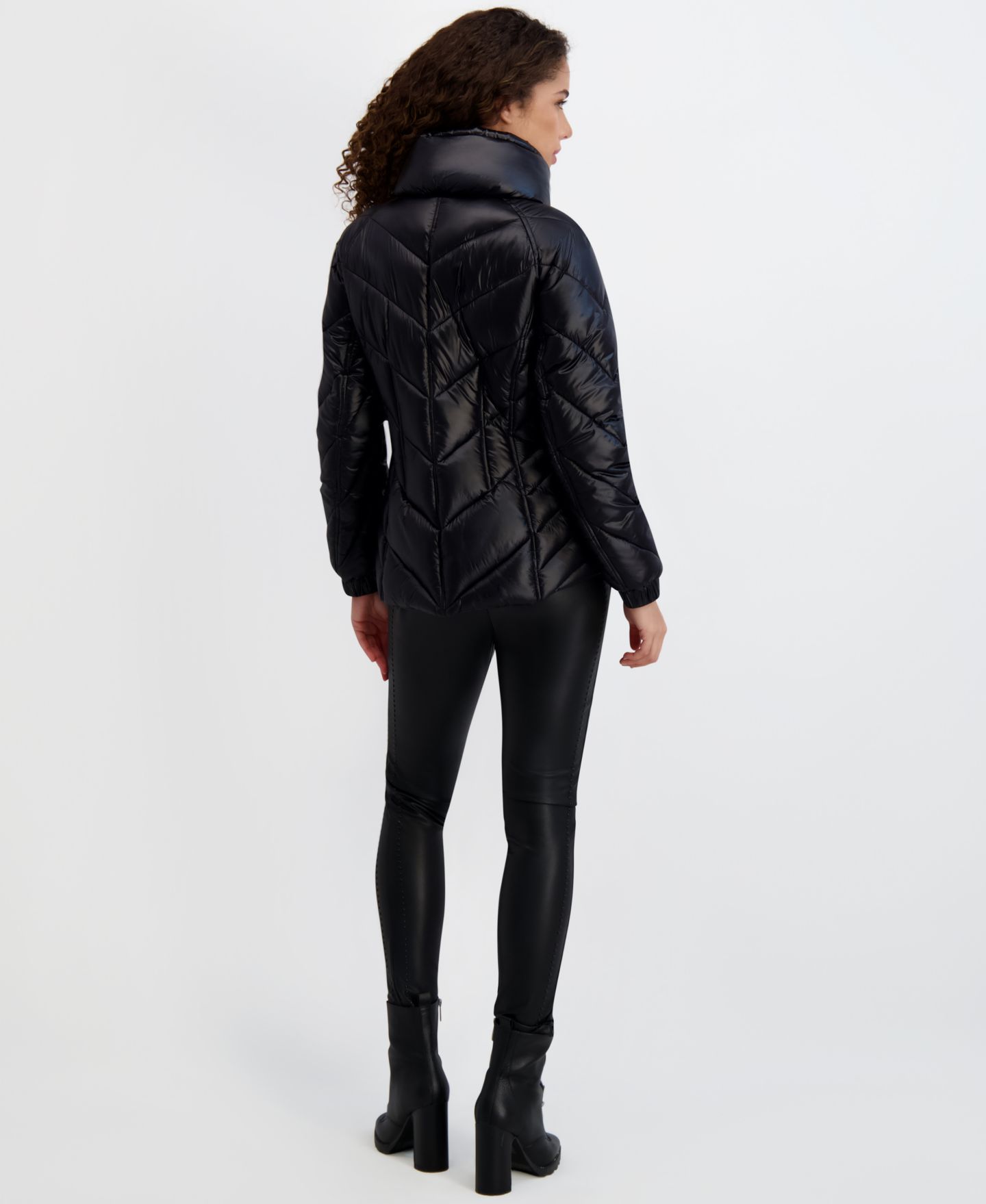 Женская куртка KARL LAGERFELD PARIS Pillow-Collar Puffer, цвет: Чёрный — фото 5