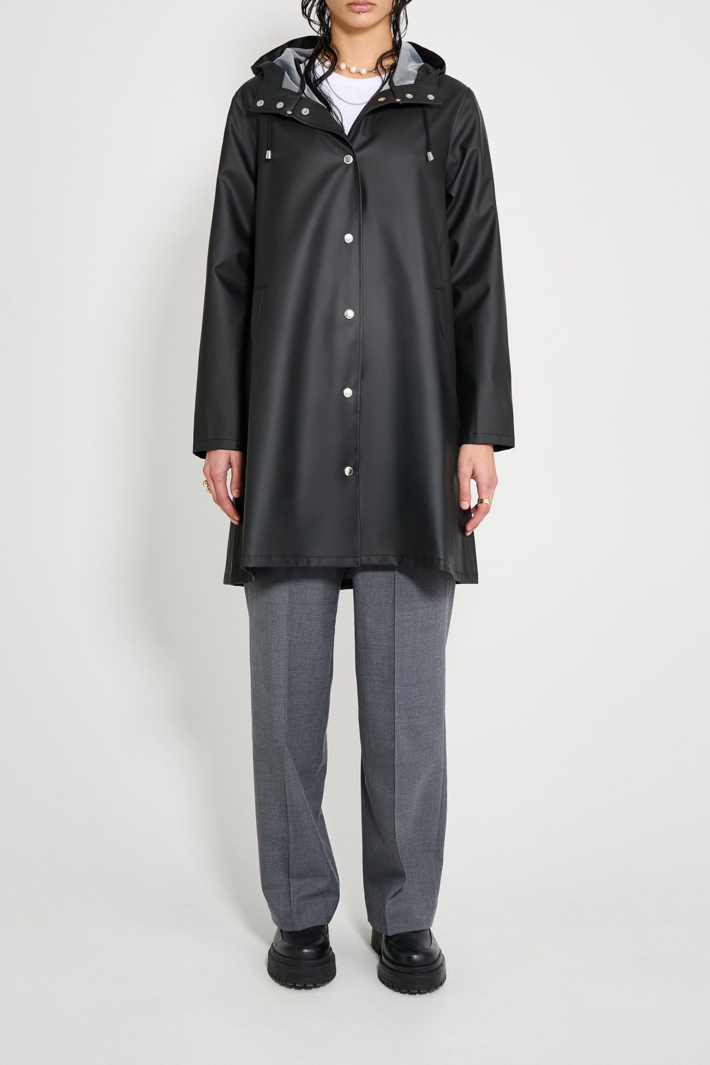 Женские куртки Stutterheim Mosebacke Lightweight Raincoat, цвет: Чёрный — фото 7