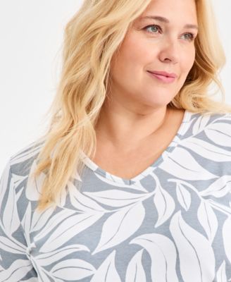 Plus Size V-Neck 3/4-Sleeve Knit Top