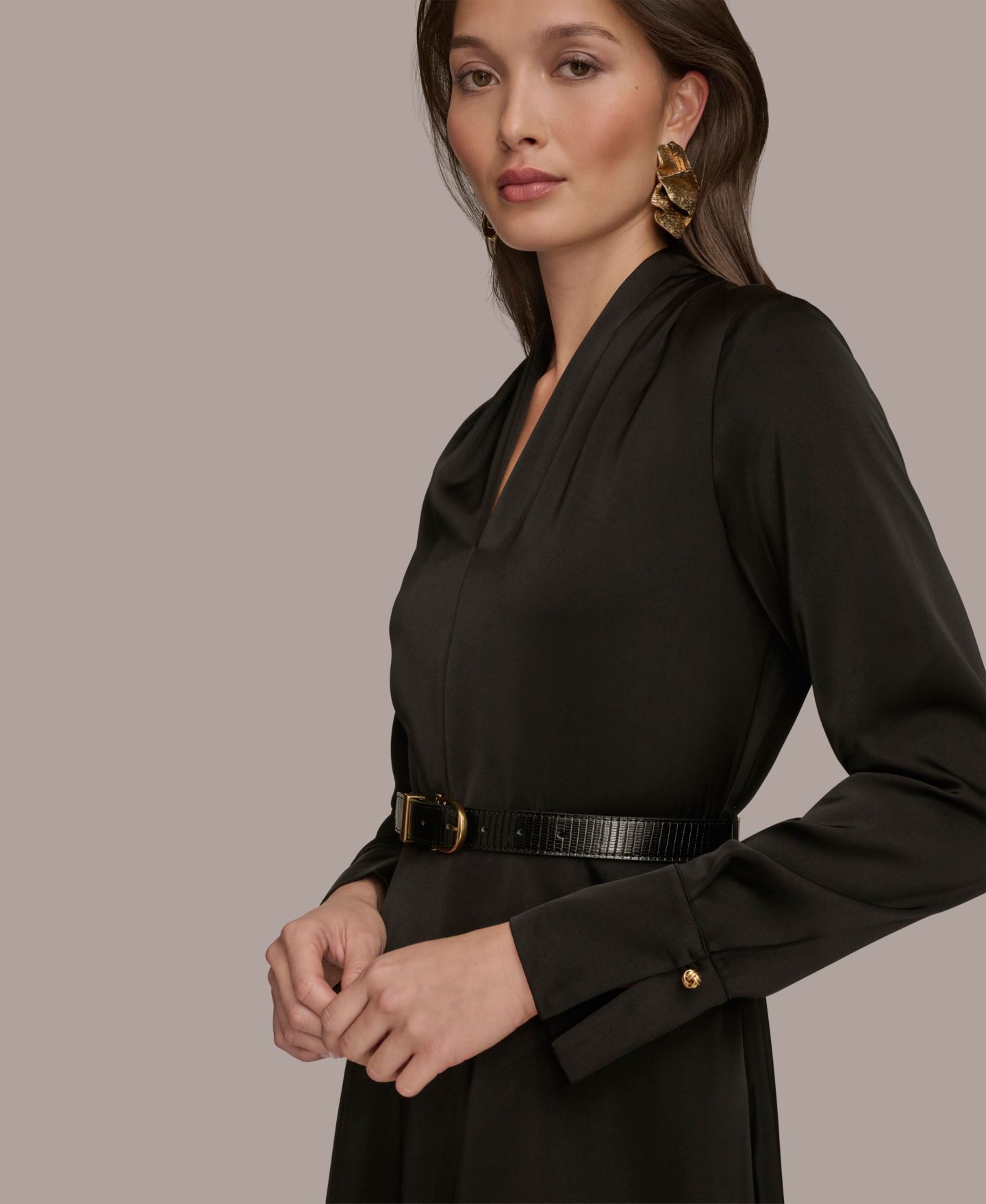 Женское платье Donna Karan New York Satin V-Neck Belted A-Line Midi, цвет: Чёрный — фото 3