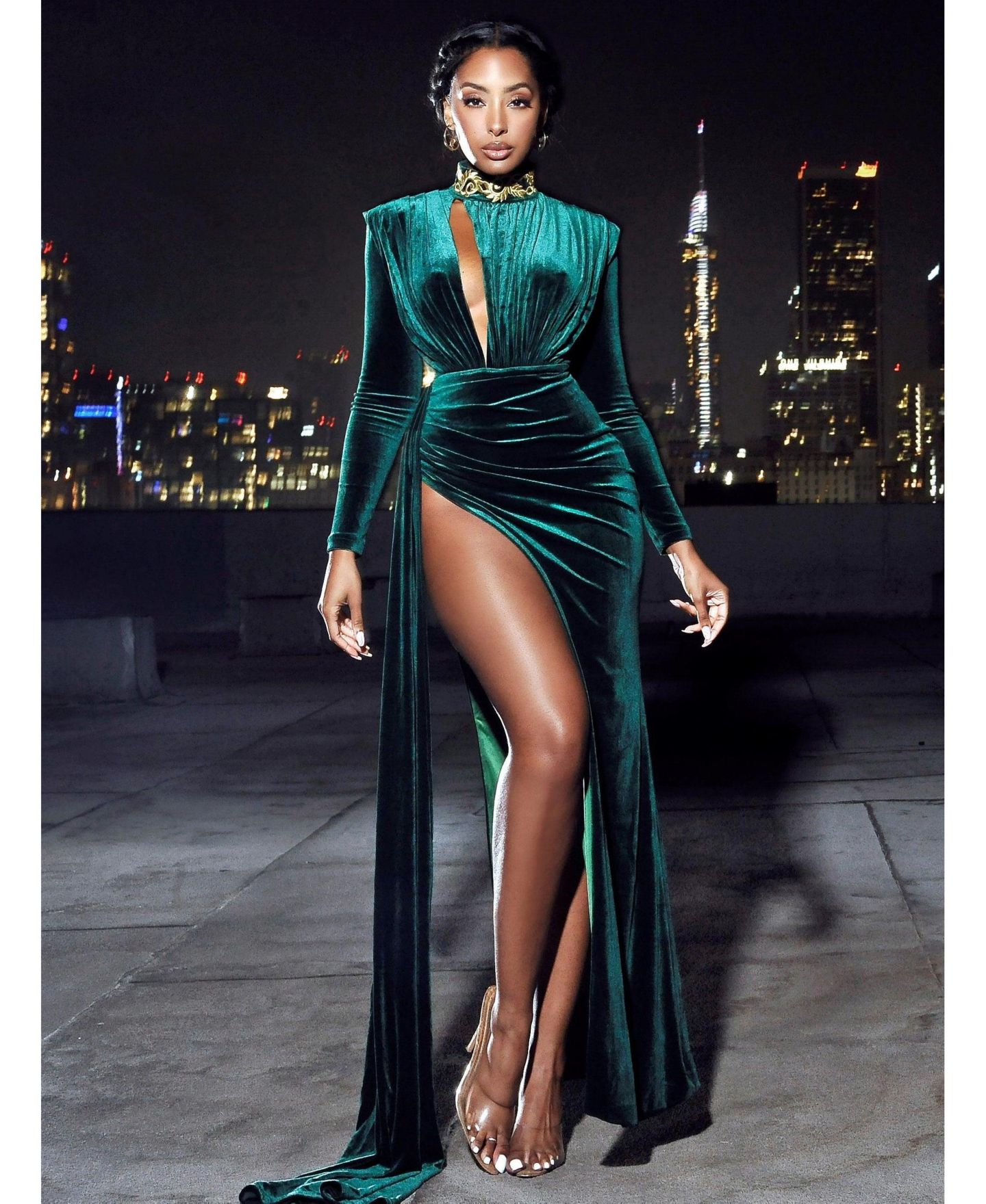 Женское платье Miss Circle Women Zenaida Emerald Green Cutout High Slit Velvet Gown, цвет: Изумрудный зелёный — фото 2