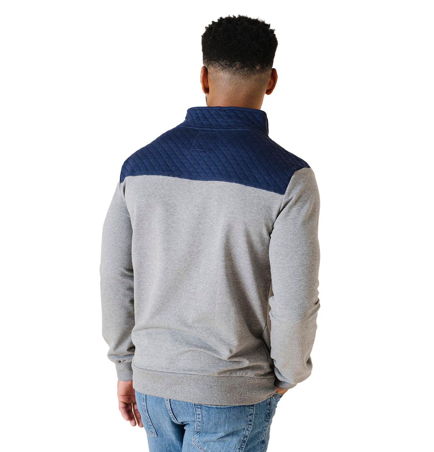 Мужской свитер Hope & Henry Organic French Terry Half Zip Pullover with Quilted Yoke, цвет: Тёмно-синий / Серый — фото 3