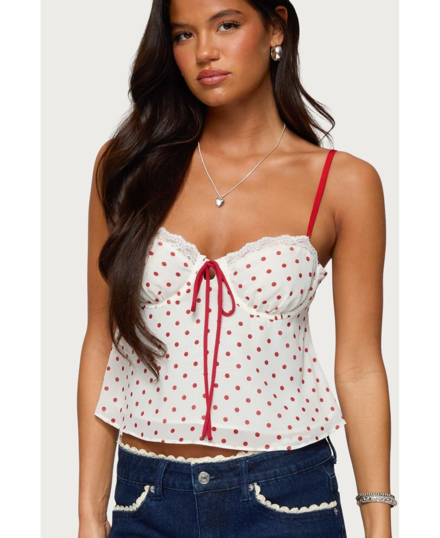 Женский топ Edikted Contrast Polka Dot Cupped Chiffon, цвет: Кремовый красный — фото 1