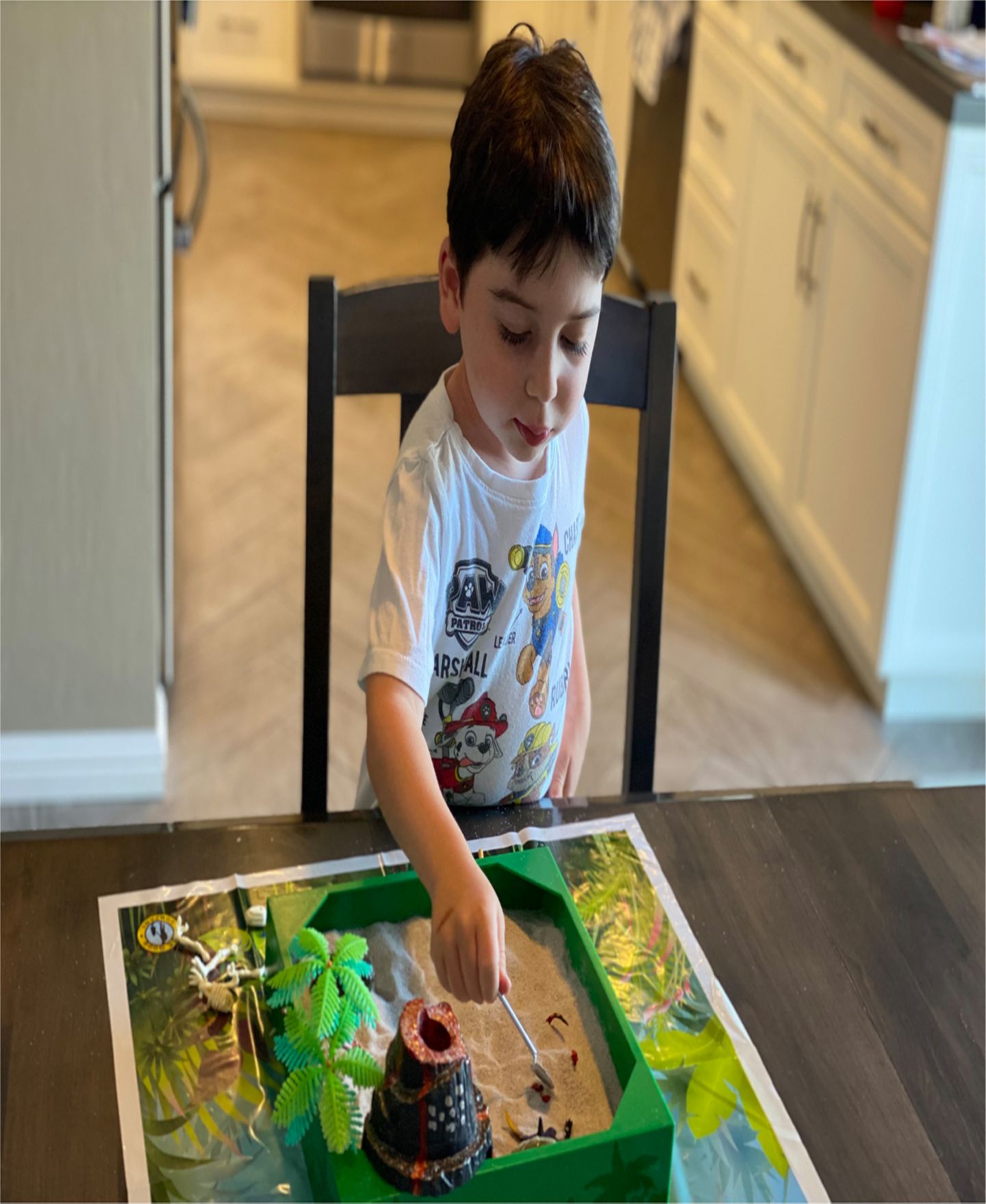 Детский игровой набор Be Good Company Dino Land Tabletop Sandbox Play Set, Ages 3+ — фото 3