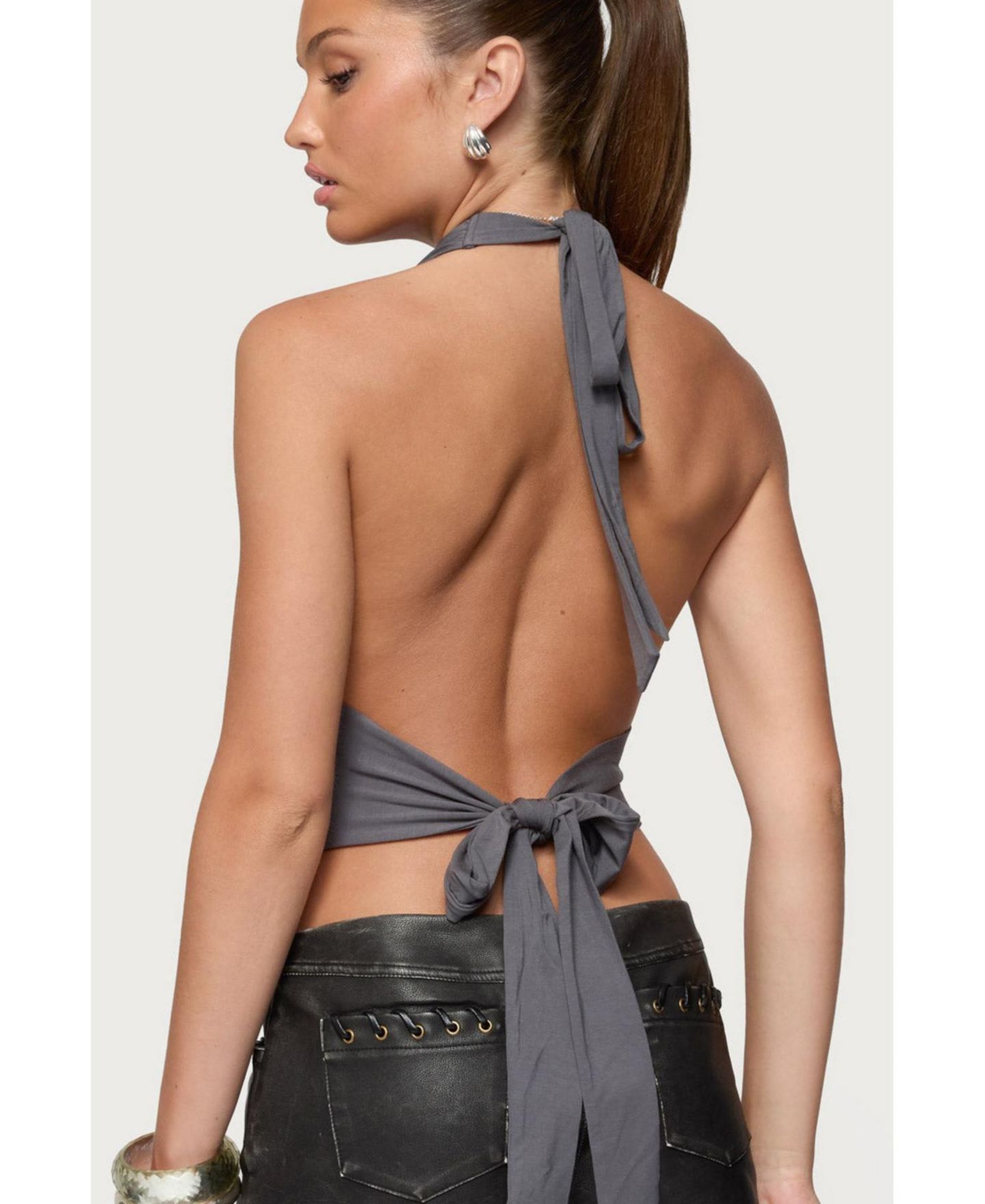 Женский топ Edikted Nessie Metal Ring Backless Halter, цвет: Серый — фото 2