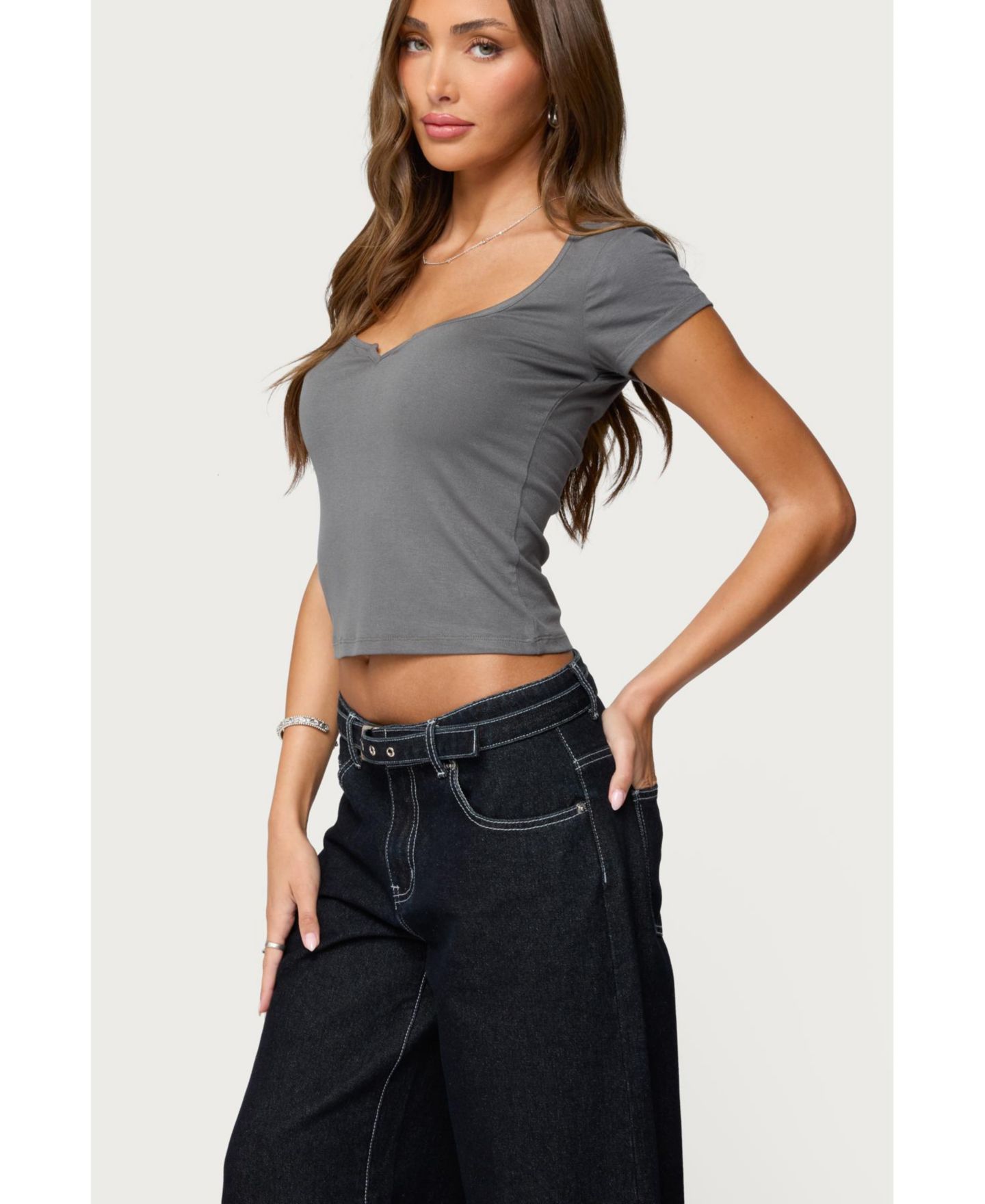 Женская футболка Edikted Ettalie Scoop Neck, цвет: Тёмный серый — фото 4