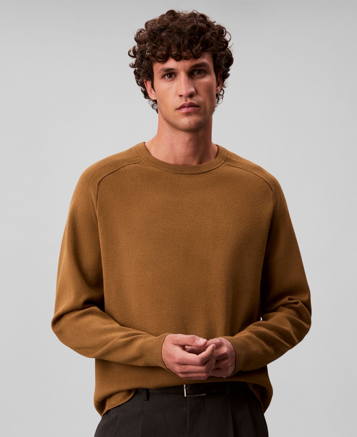 Мужской свитер с круглым вырезом из технологичной вязки