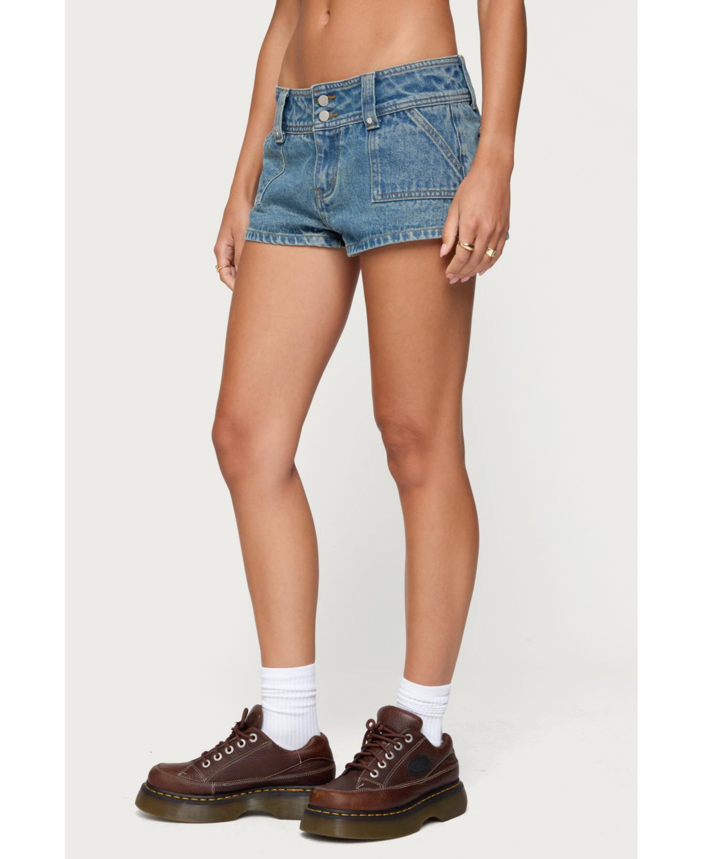 Женские шорты Edikted Keinan Low Rise Denim Shorts, цвет: Синий потёртый — фото 4