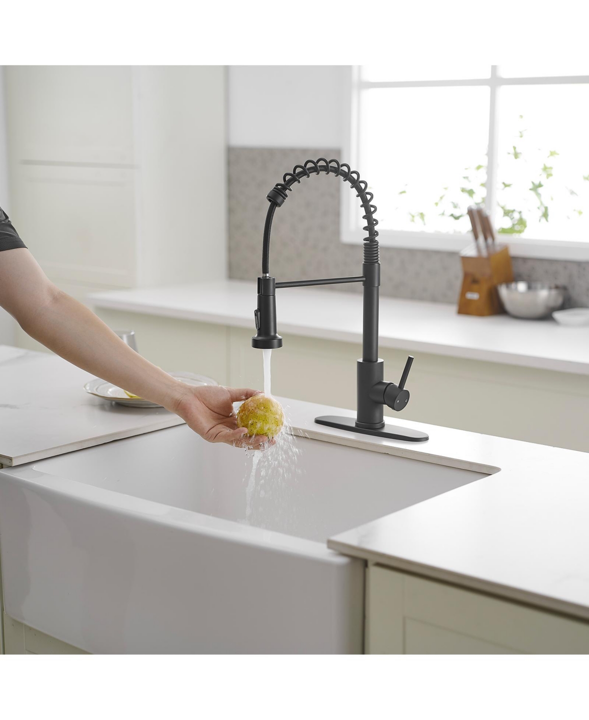 Greenspring Single-Handle Pull-Down Sprayer High Arc Kitchen Faucet With Deck Plate in Matte Black