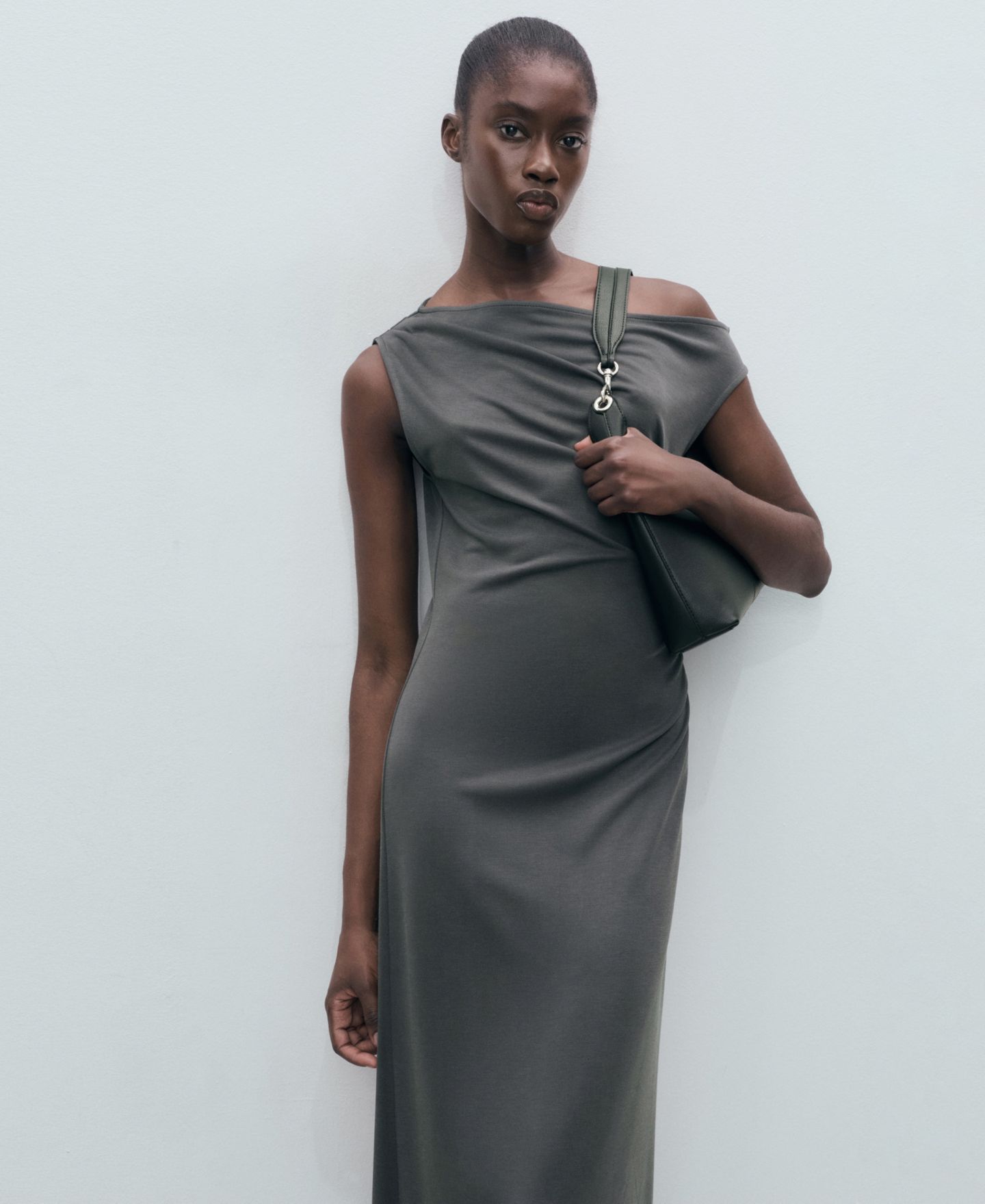 Женское платье Mango Asymmetrical Pleated, цвет: Угольный — фото 2