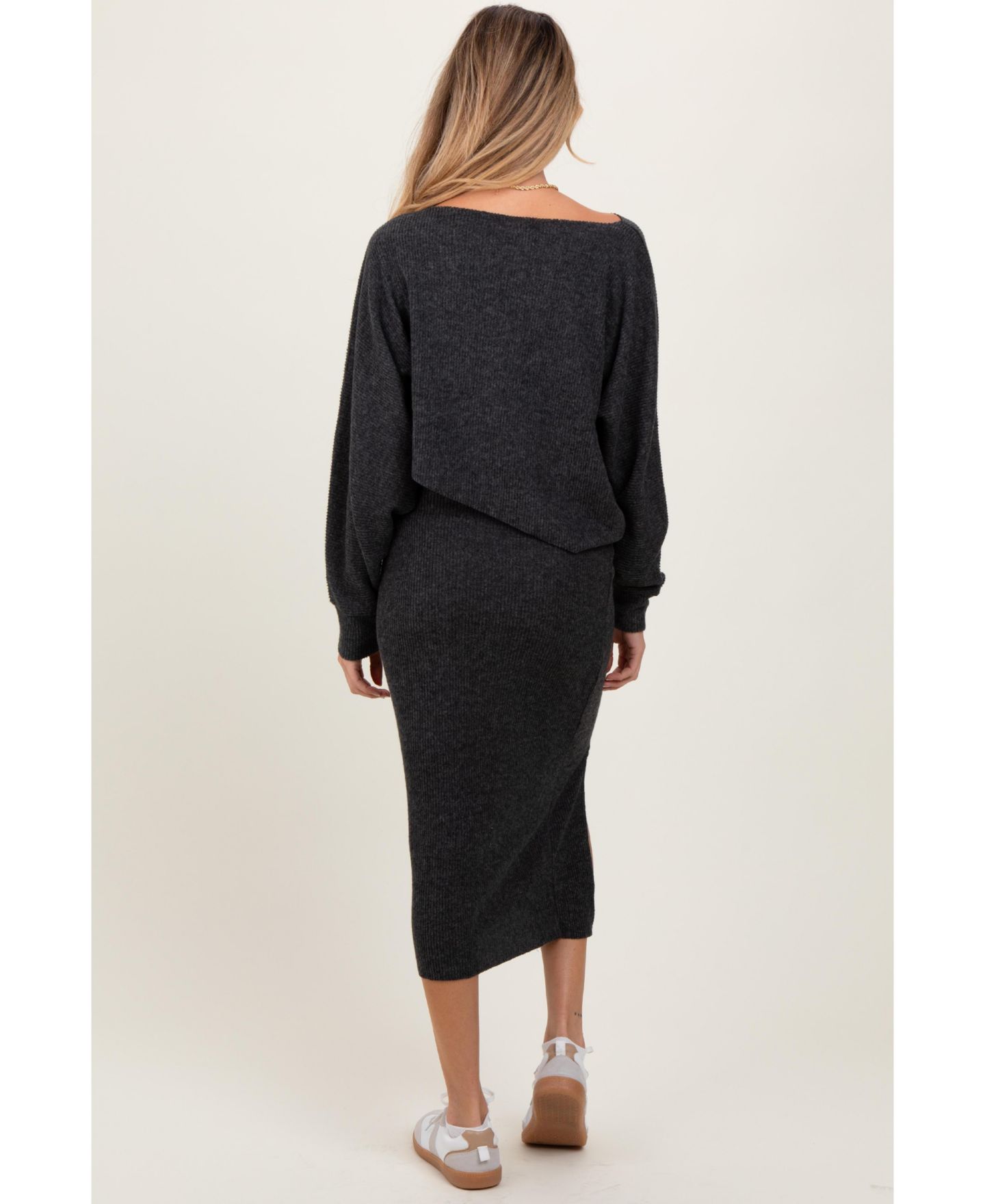 Женский комплект Pinkblush Heather Grey Ribbed Knit Asymmetric Top Midi Skirt Set, цвет: Угольный серый — фото 4