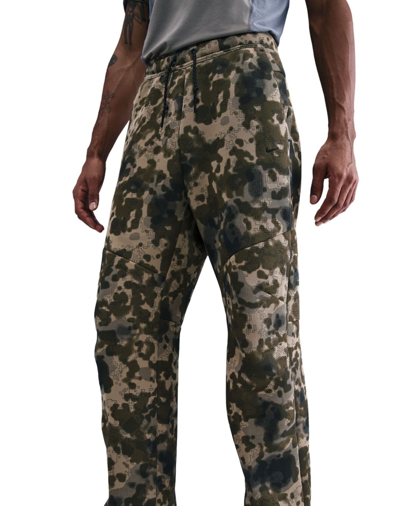 Мужские брюки Nike Tech Open-Hem Fleece Camo, цвет: Нейтральный оливковый / Чёрный — фото 2