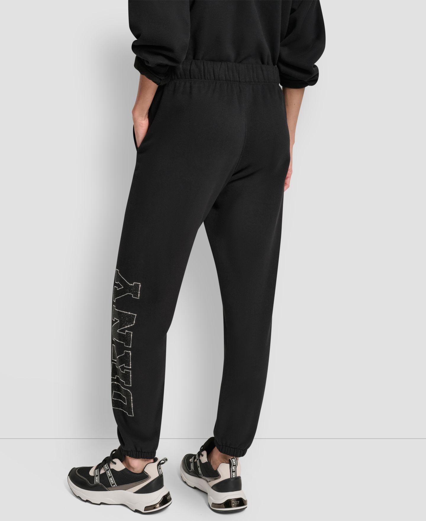 Женские брюки DKNY Exploded Rhinestone Varsity Logo High Rise Relaxed Jogger, цвет: Чёрный — фото 6