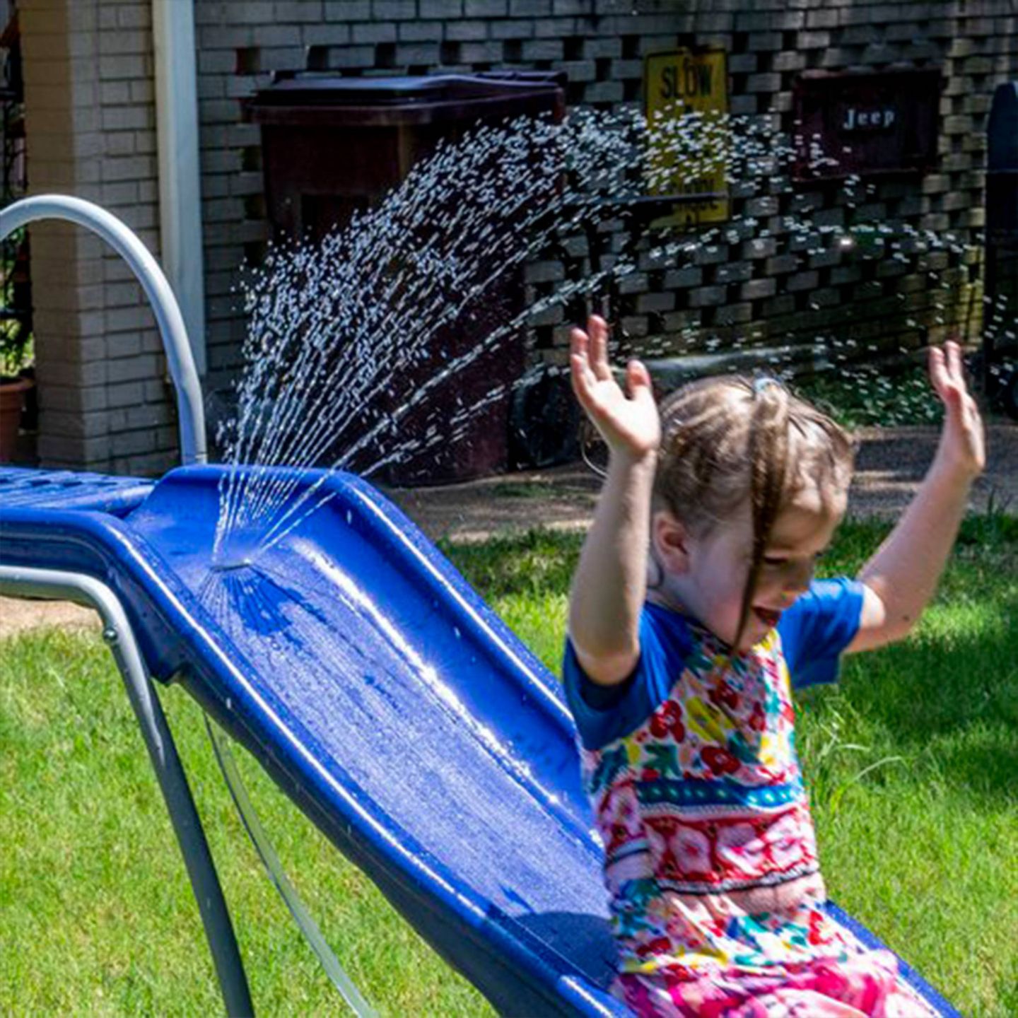 Детская игрушка XDP Recreation 6 Foot Water Wave Slide with Built In Adjustable Water Sprinkler — фото 8