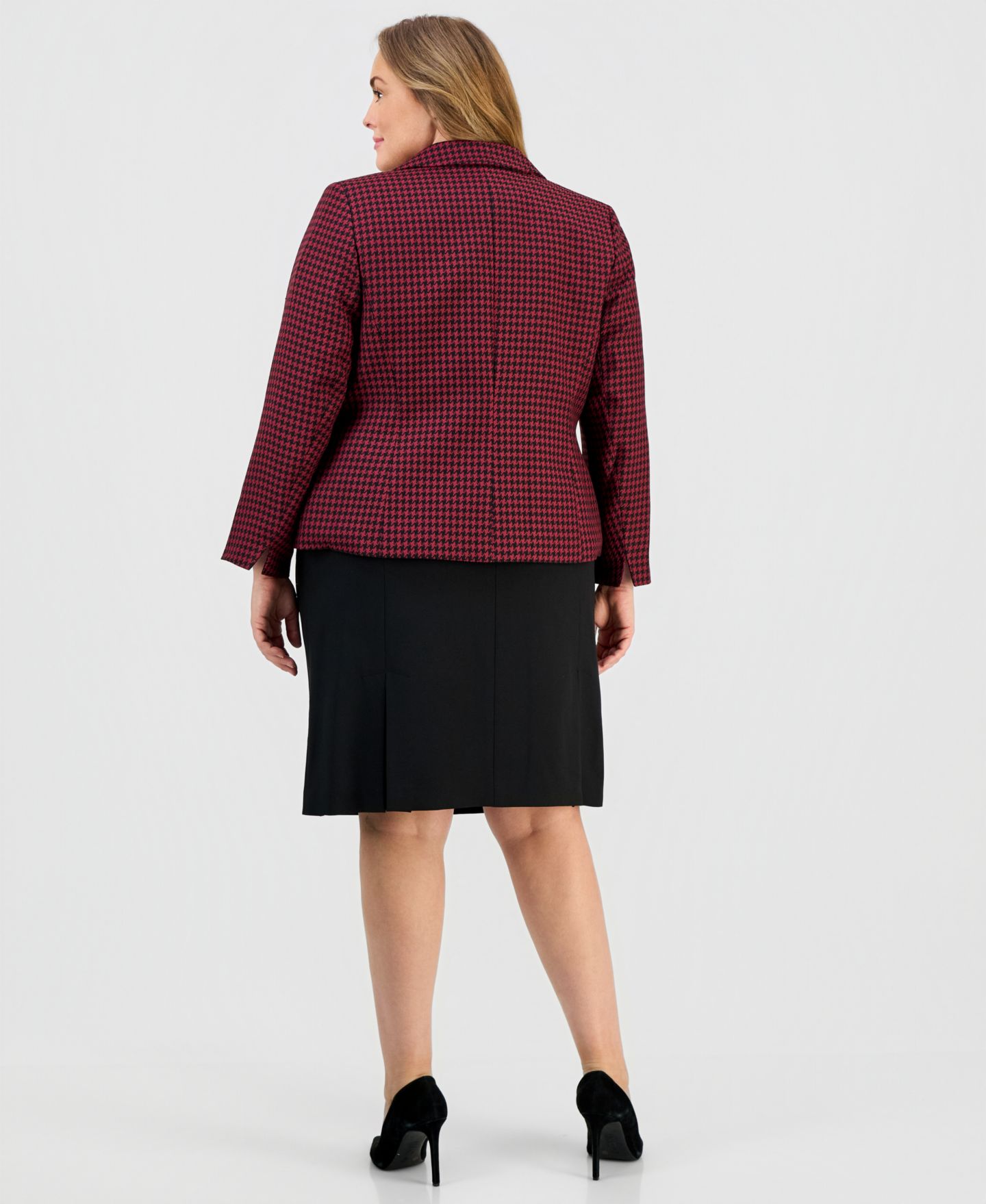 Женские юбки Le Suit Plus Size Pencil Houndstooth 2 Piece Skirt Suit, цвет: Бордо / Чёрный — фото 3