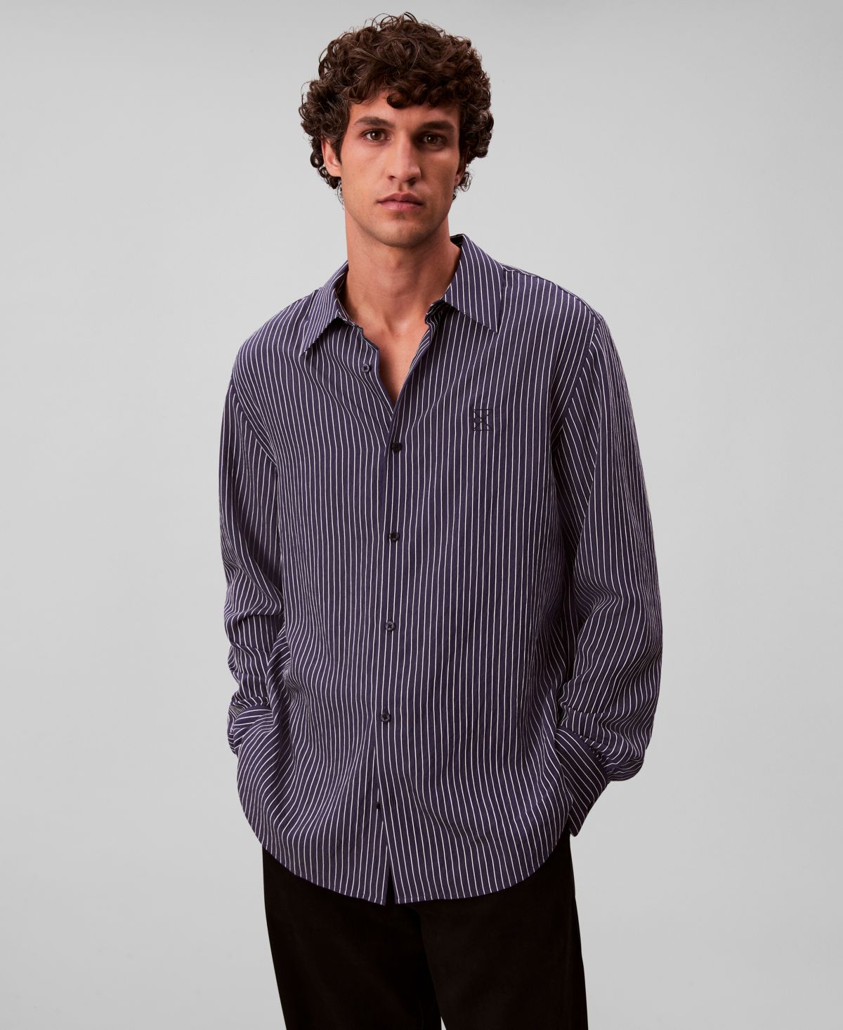 Мужская легкая рубашка в тонкую полоску с длинным рукавом