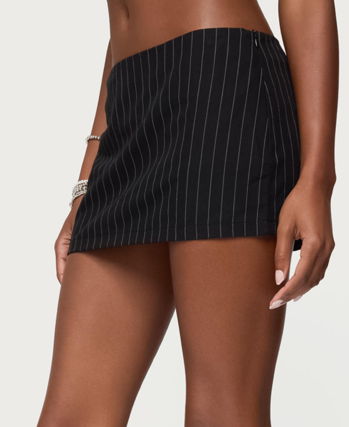 Женская юбка-шорты Edikted Maeve Pinstripe Mini Skort, цвет: Чёрный — фото 3