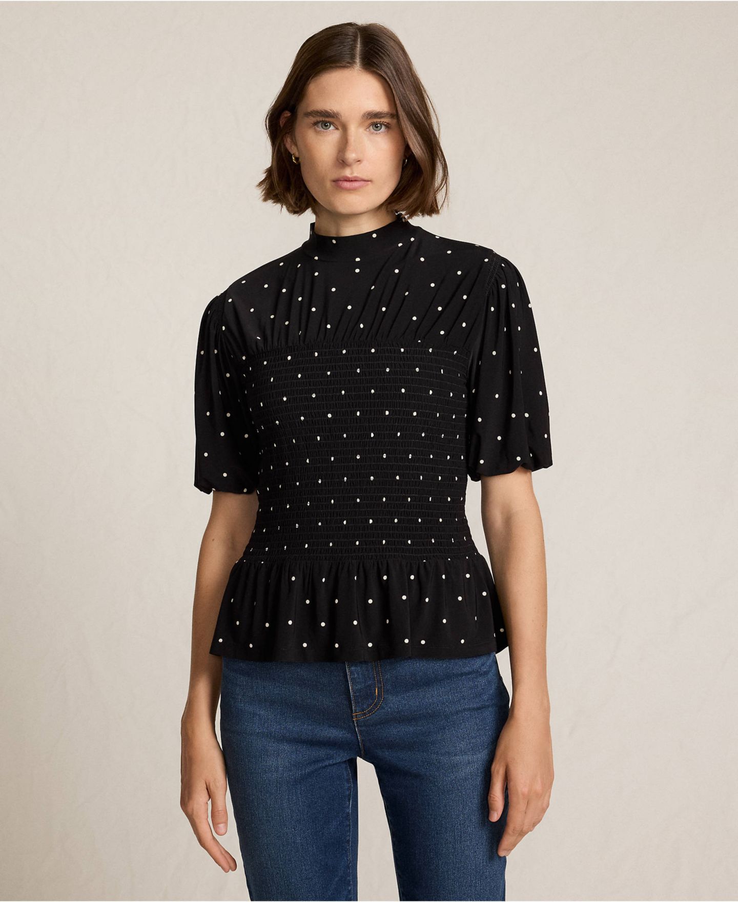 Женский топ Lands' End Bubble Sleeve Silky Knit Smocked Mock Neck Top, цвет: Чёрный / Слоновая кость — фото 6