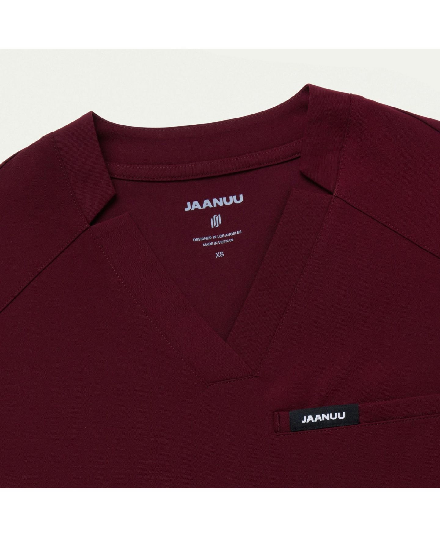 Женский топ Jaanuu Helia 3-Pocket Classic Notched V-Neck Scrub, цвет: Бордовый — фото 8