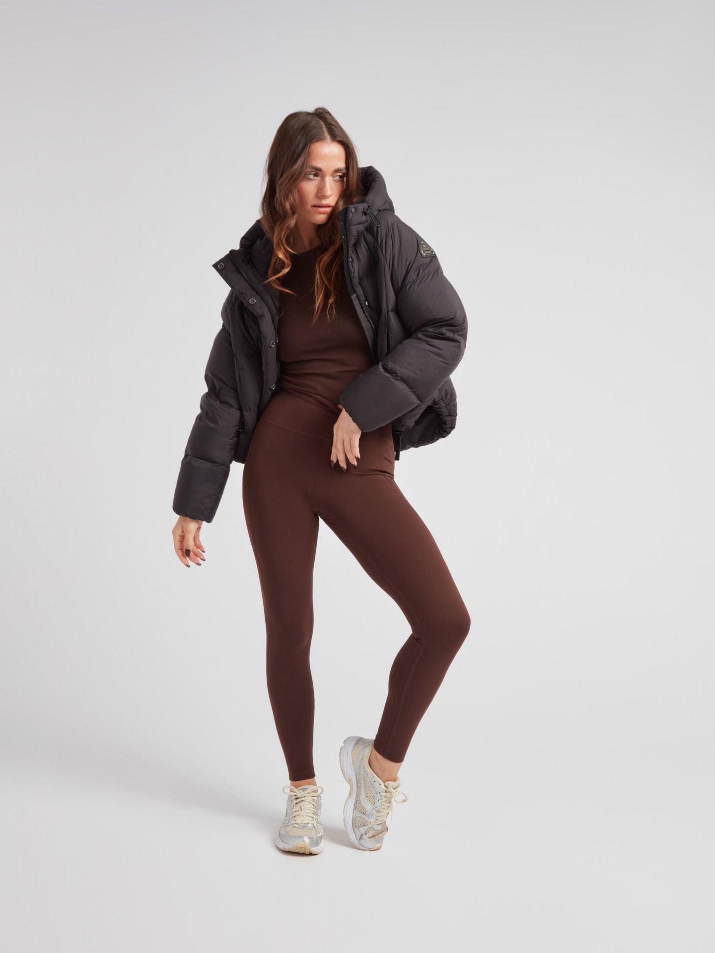 Женская куртка JACK1T Cloud Cropped Hooded Puffer, цвет: Чёрный / Серо-бежевый — фото 7