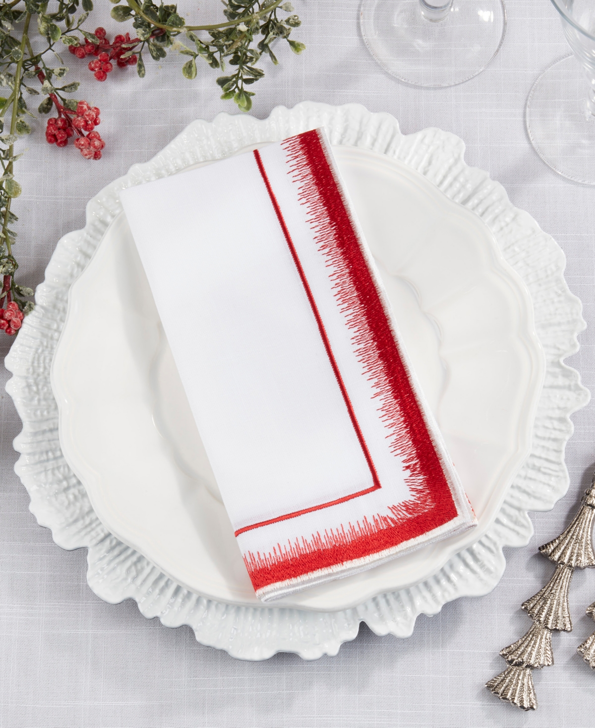 Saro Lifestyle Elegant Embroidery Detail Napkin, Set Of 4 In Red