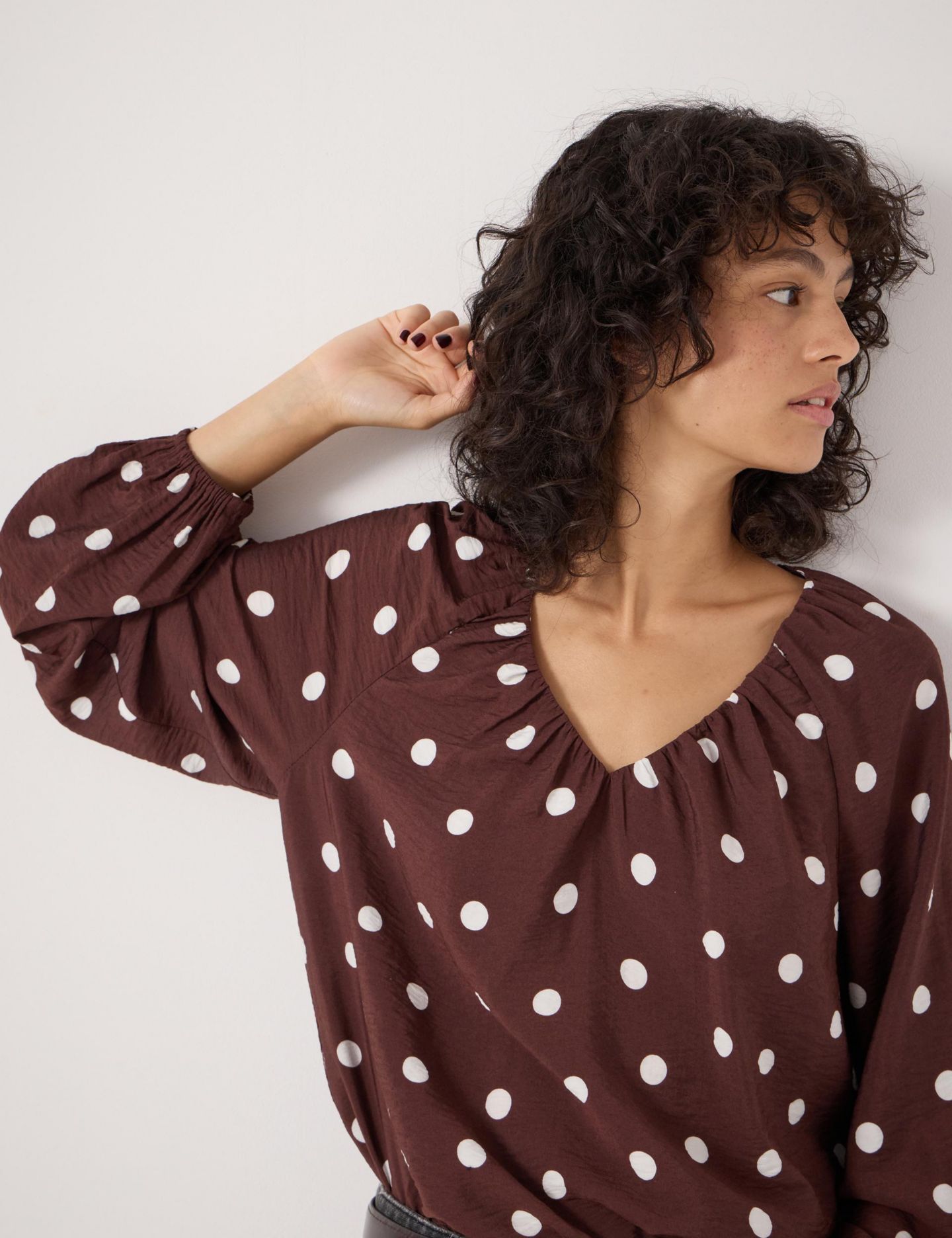 Женская блузка Hush Printed Airflow V Neck, цвет: В горошек коричневый — фото 4