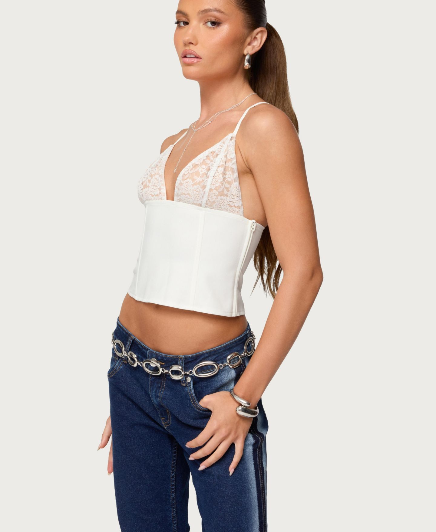 Женский топ Edikted Keesha Lacey Boned V Neck, цвет: Белый — фото 4