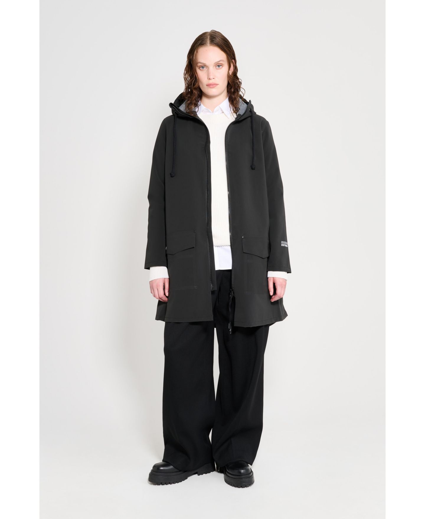 Женские куртки Stutterheim Mosebacke Patch Matte Raincoat, цвет: Чёрный — фото 1