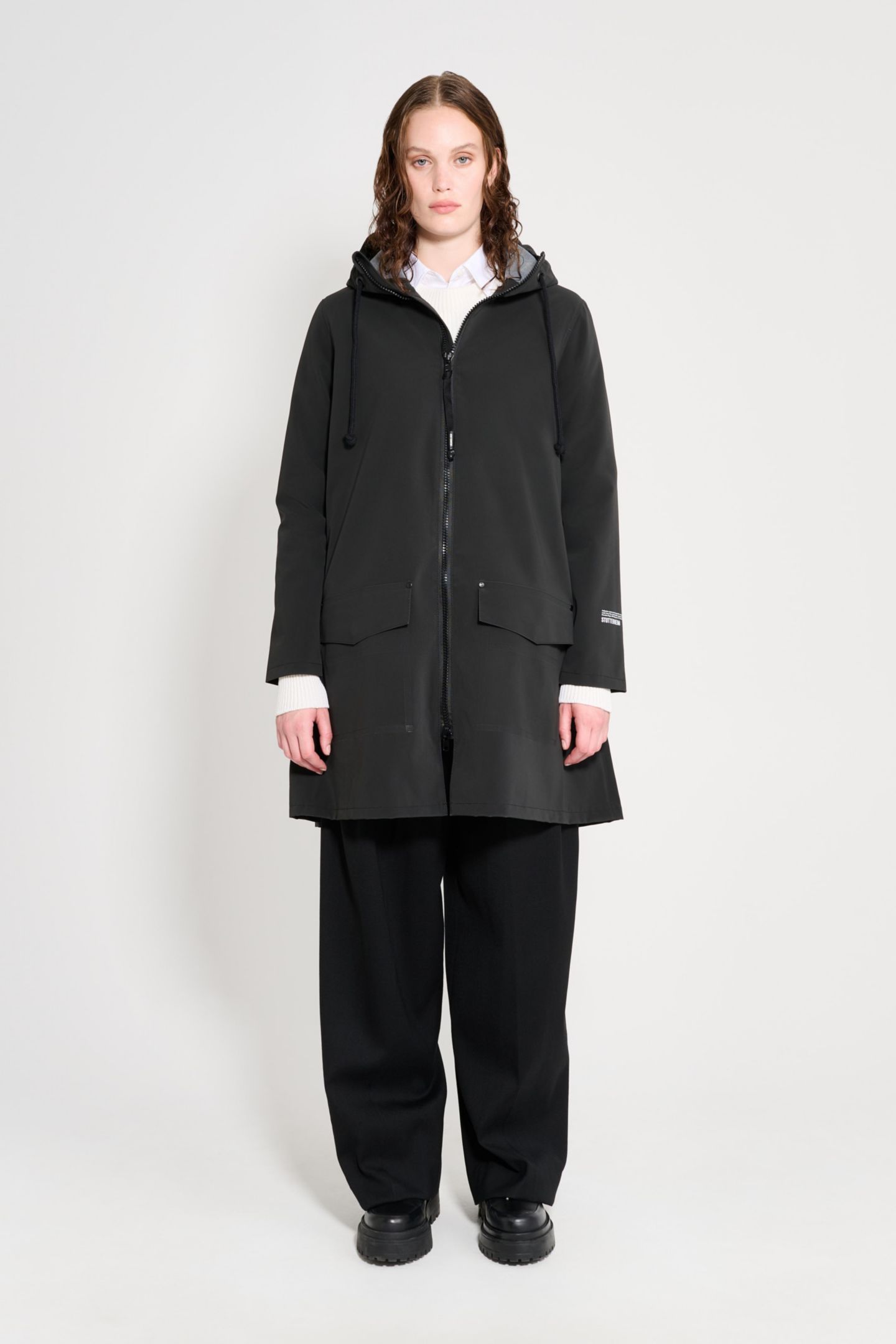 Женские куртки Stutterheim Mosebacke Patch Matte Raincoat, цвет: Чёрный — фото 6