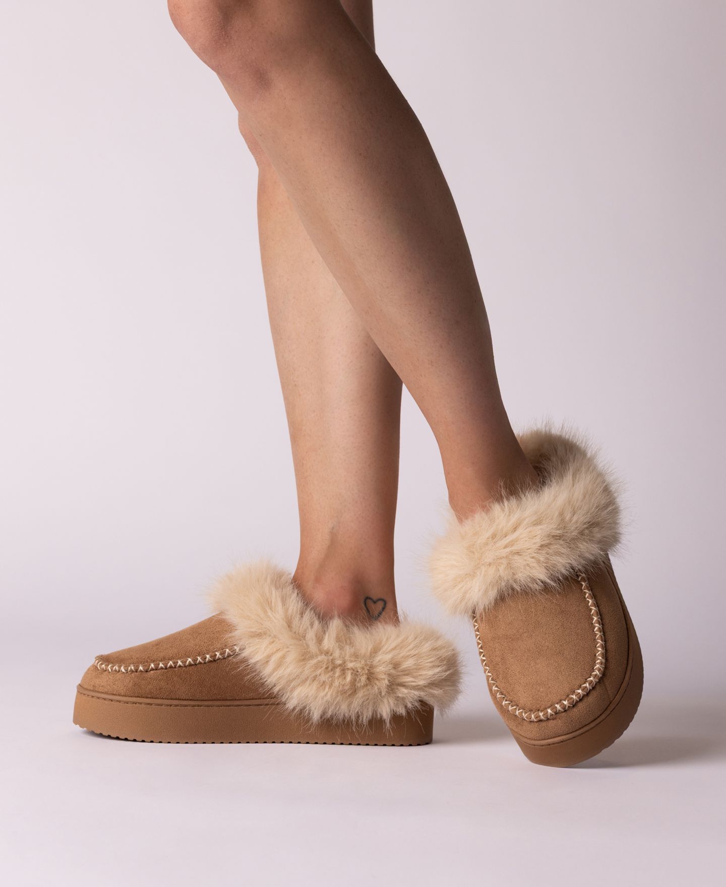 Женские тапочки Journee Collection Taran Cozy Platform Slippers, цвет: Каштановый — фото 6