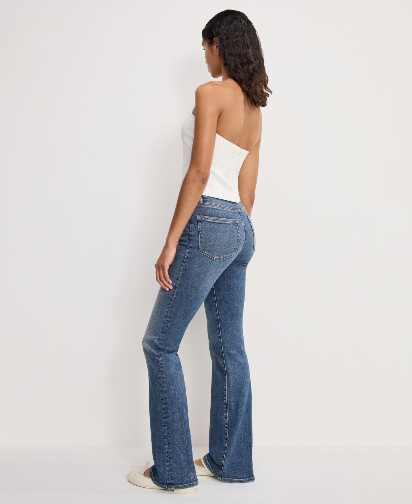 Женские джинсы Good American Classic Slim Fit Bootcut, цвет: Индиго — фото 6