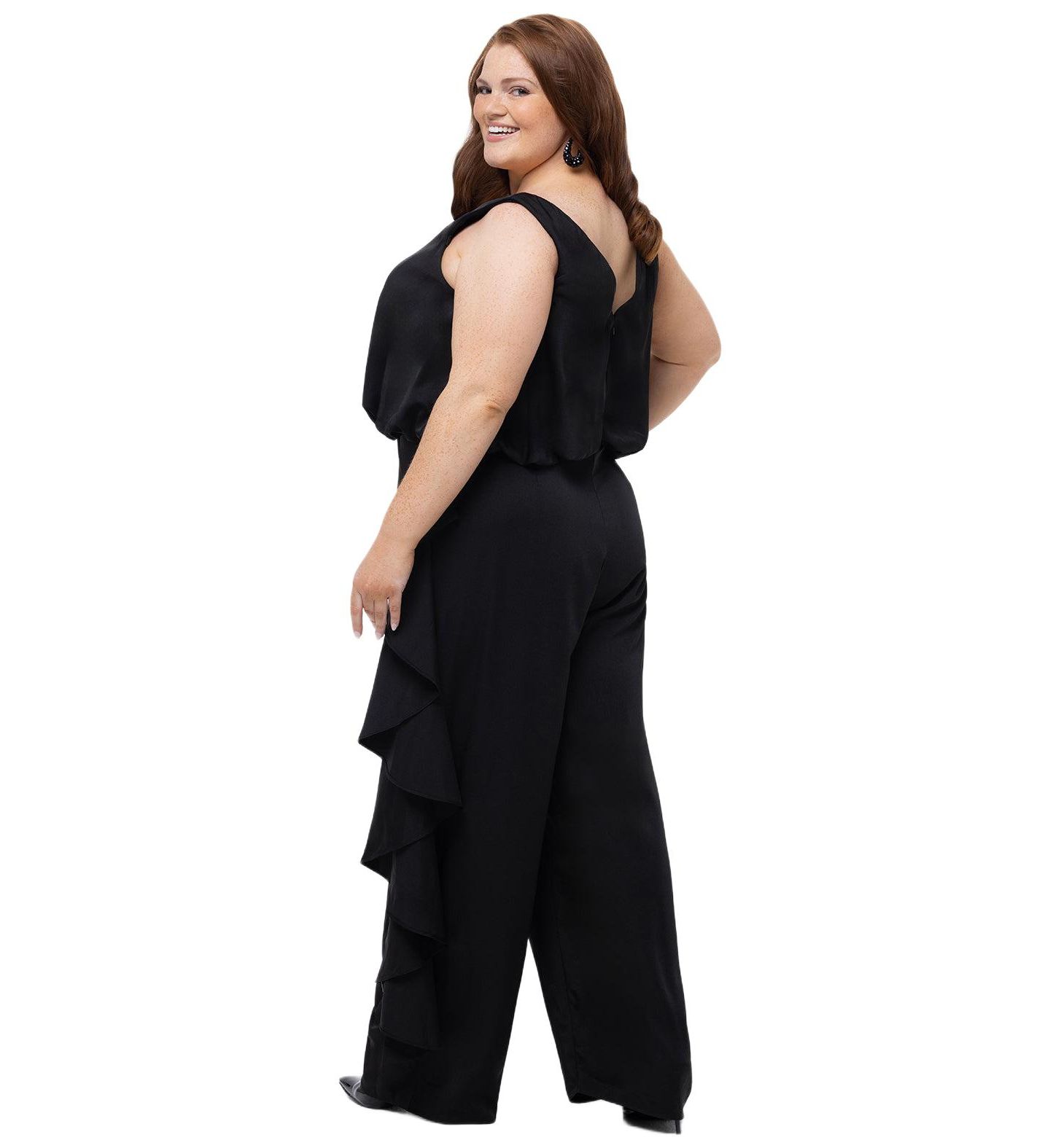 Женский комбинезон Celebrations by Sydney's Closet V-Neck Stretch Satin Jumpsuit with Ruffles, цвет: Чёрный — фото 3