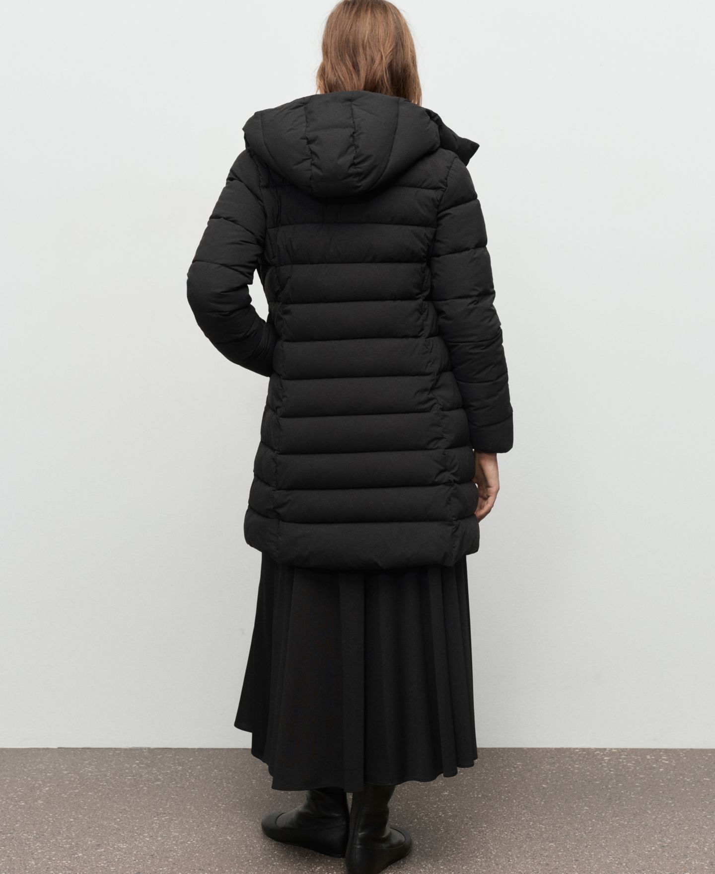 Женская куртка Mango Hood Midi Quilted Anorak, цвет: Чёрный — фото 2