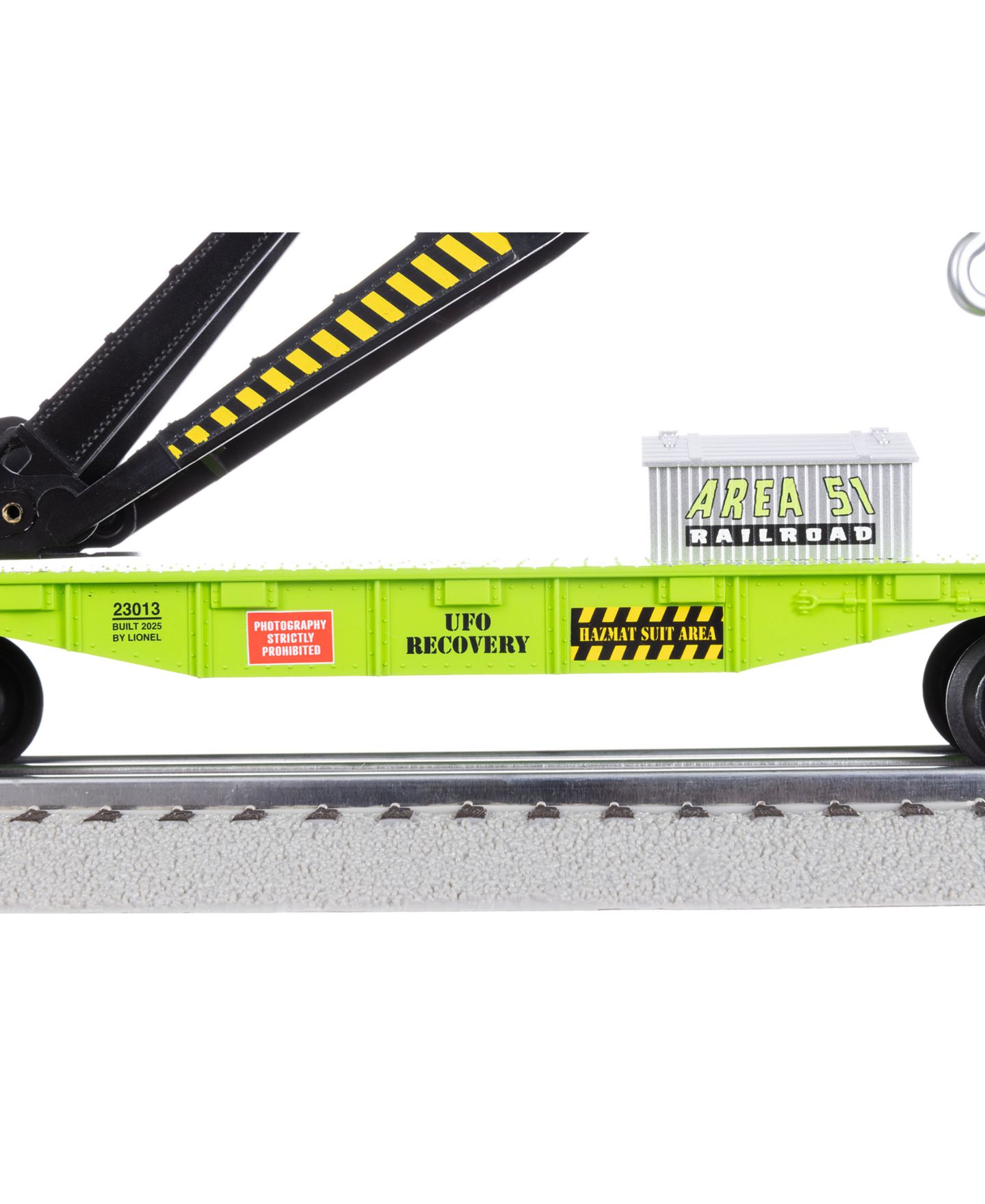 Детские игрушки Lionel O Gauge Area 51 UFO Recovery Bluetooth Freight Train Set — фото 16