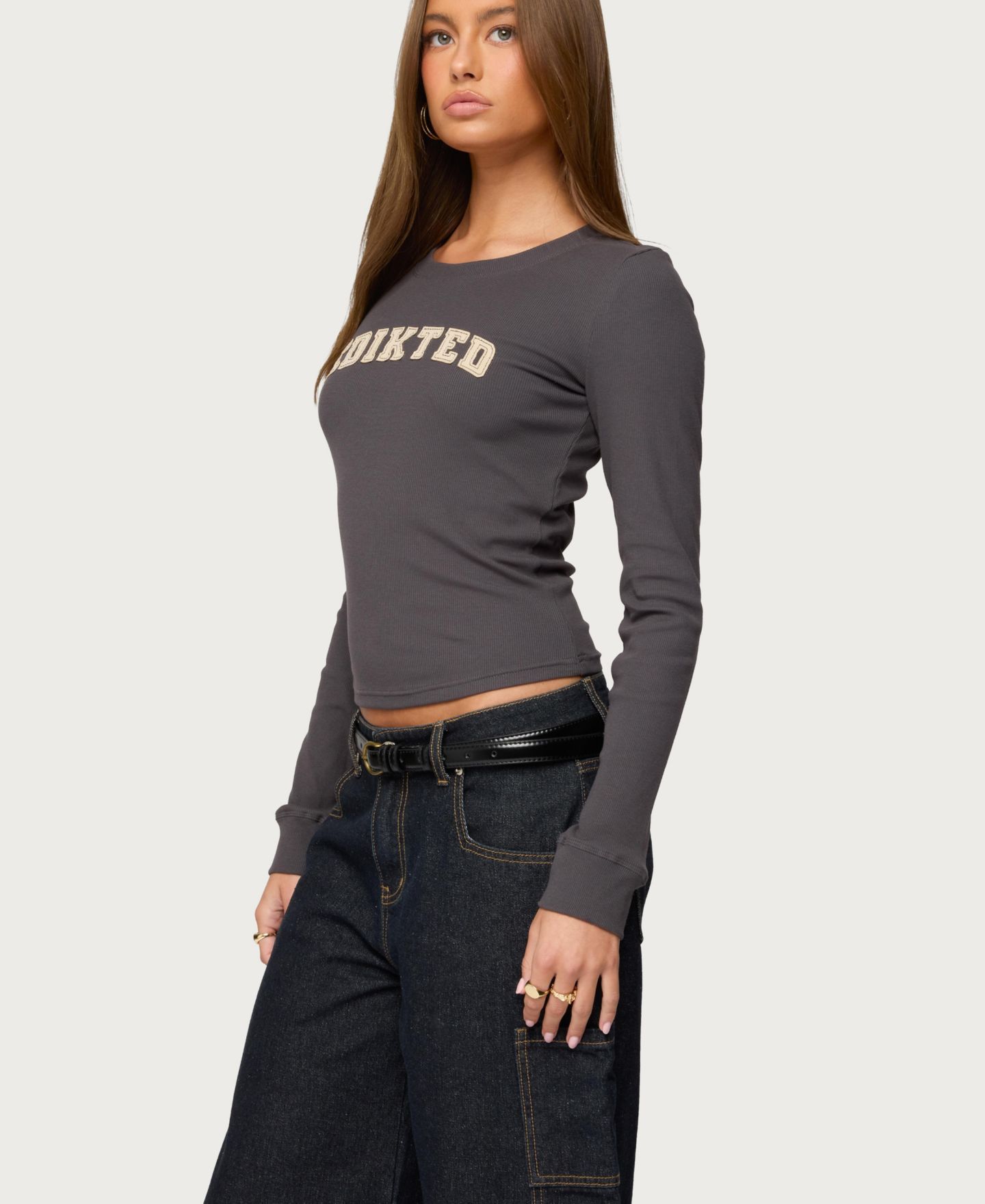 Женская футболка Edikted Essential Ribbed, цвет: Тёмный серый — фото 4