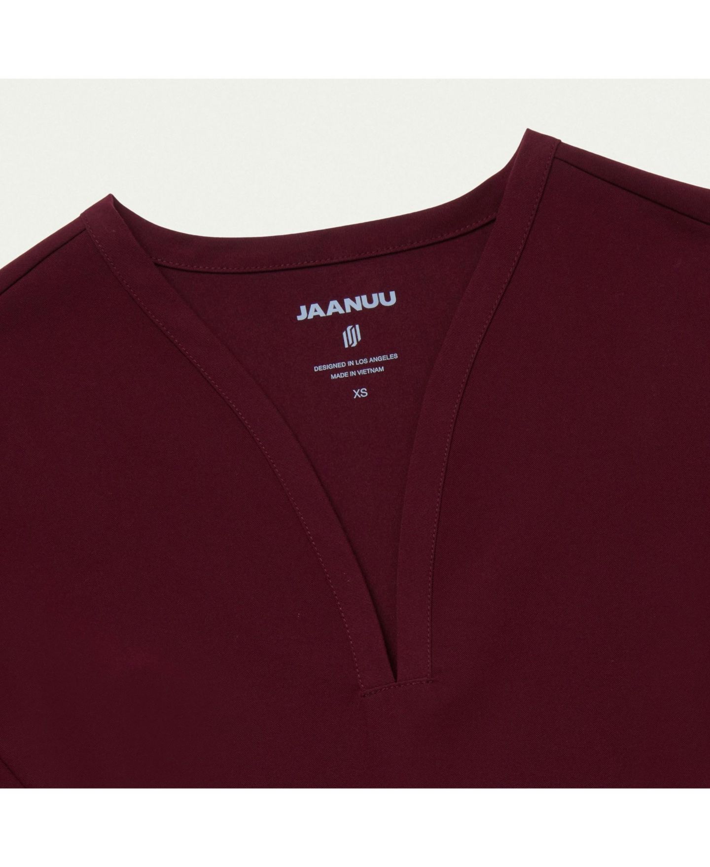 Женский топ Jaanuu Calix 2-Pocket Tailored V-Neck Scrub, цвет: Бордовый — фото 6