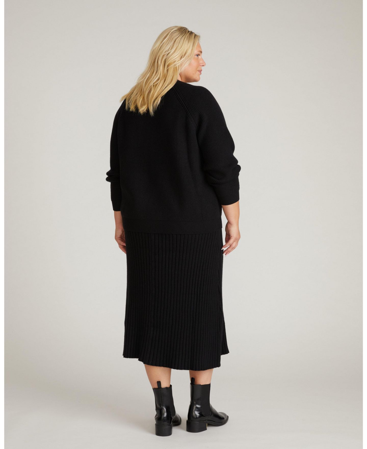 Женская юбка Universal Standard Plus Size Risa Pull-On A-Line Midi Sweater Skirt, цвет: Чёрный — фото 2