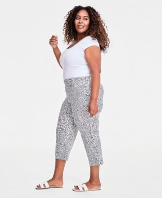 Plus Size Printed Rivet-Trim Capri Pants