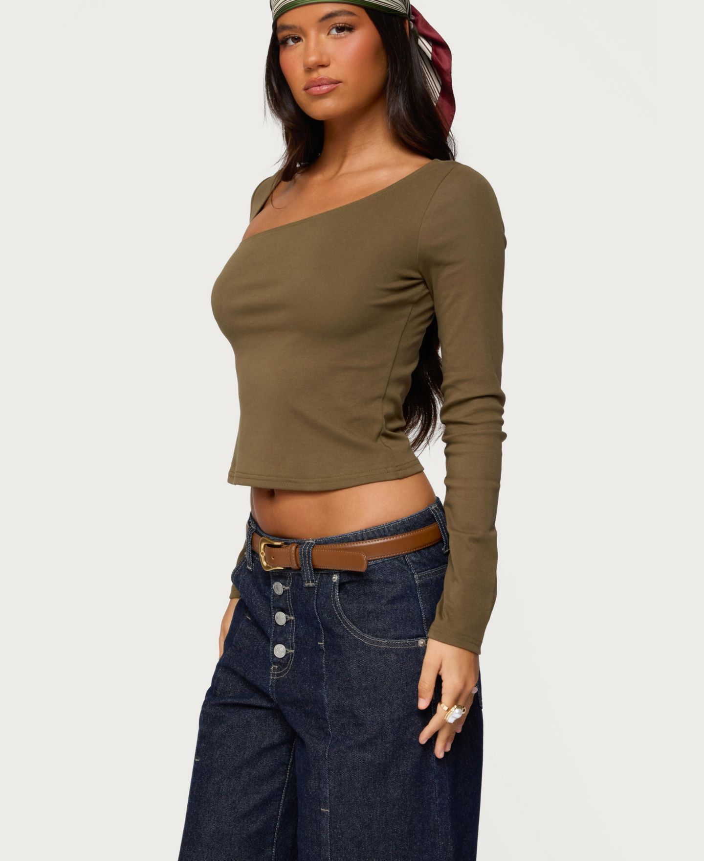 Женский топ Edikted Rion Asymmetric Long Sleeve, цвет: Оливковый — фото 4