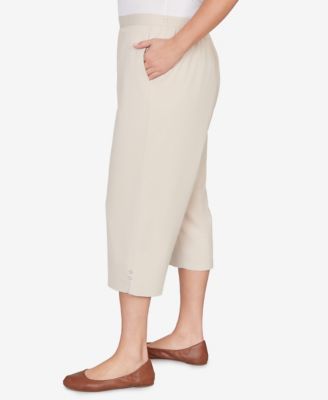 Plus Size Classic Solid Twill Button Hem Capri Pants
