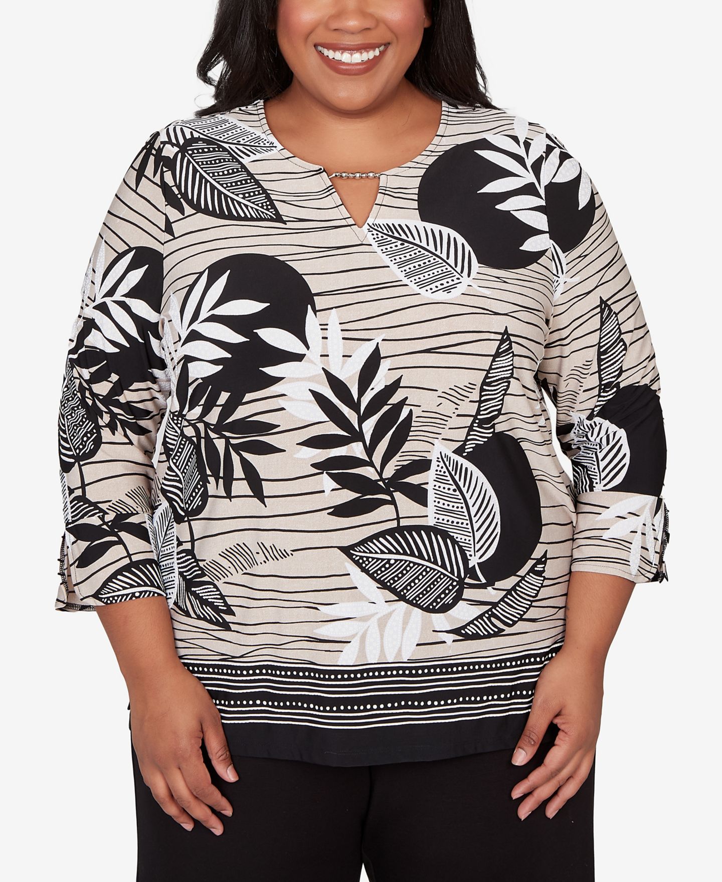 Женский топ Alfred Dunner Plus Size Classic Tropical Leaf Border Print Split Neck, цвет: Разноцветный чёрный — фото 1
