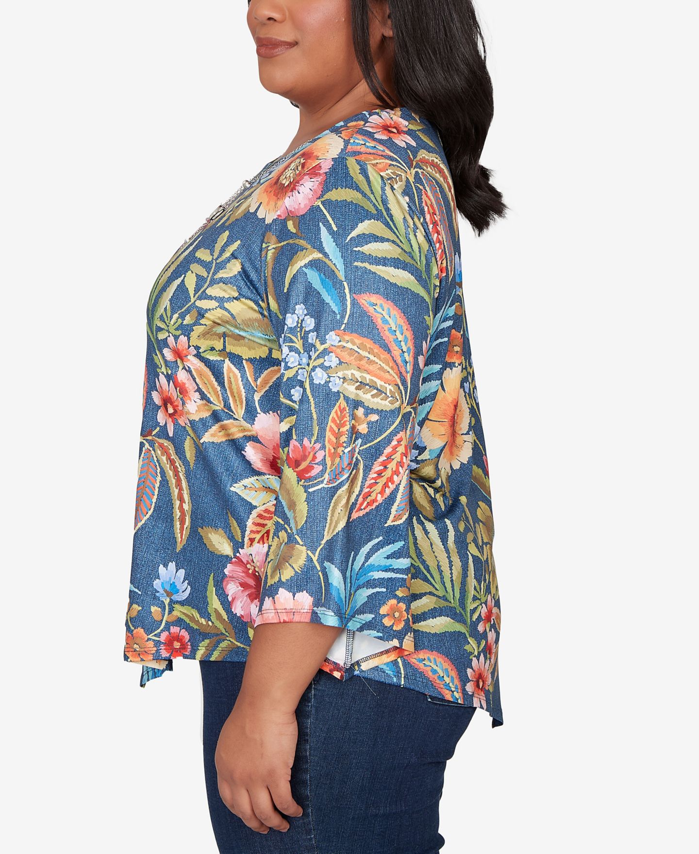 Женский топ Alfred Dunner Plus Size Classic Floral Print Pointed Hem with Necklace, цвет: Джинсовый — фото 3