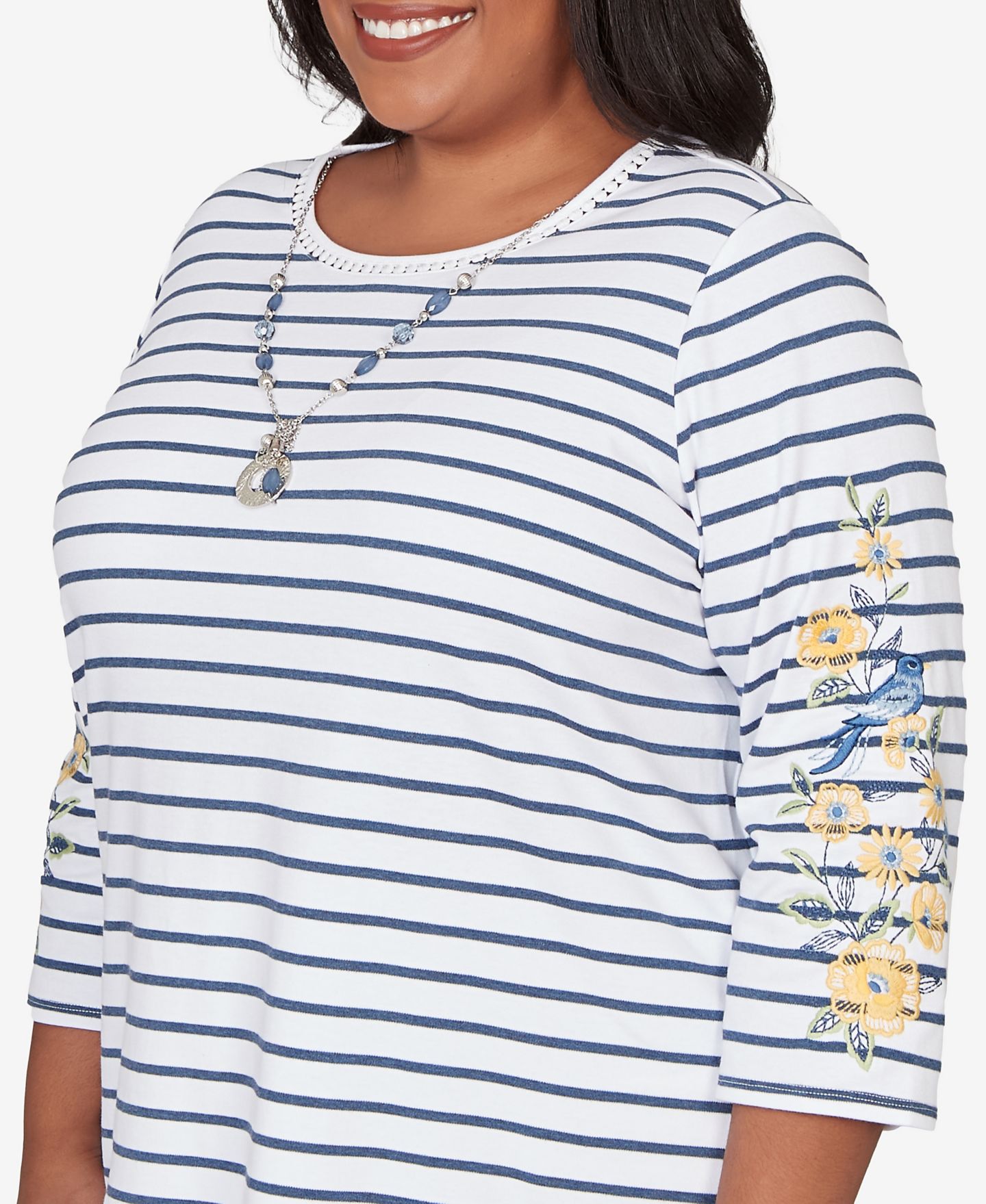 Женский топ Alfred Dunner Plus Size Classic Floral Embroidered Stripe with Necklace, цвет: Тёмно-синий — фото 4