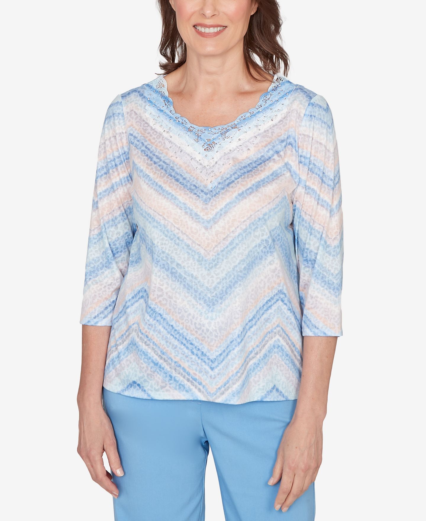 Женский топ Alfred Dunner Petite St. Augustine Chevron Print Lace Trim Crew Neck, цвет: Синий разноцветный — фото 1