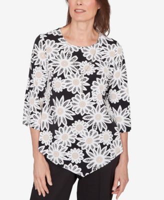 Petite Classic Daisy Pointed Hem Top with Necklace