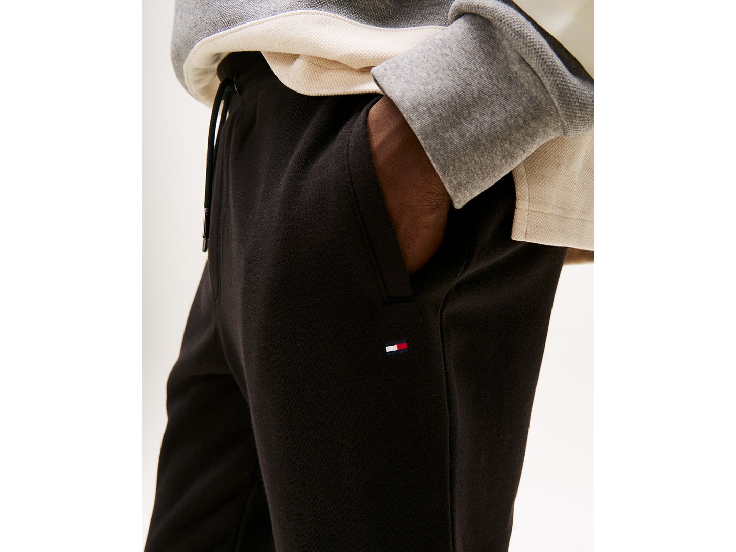 Мужские брюки Tommy Hilfiger Flag Logo Sweatpants, цвет: Чёрный — фото 3