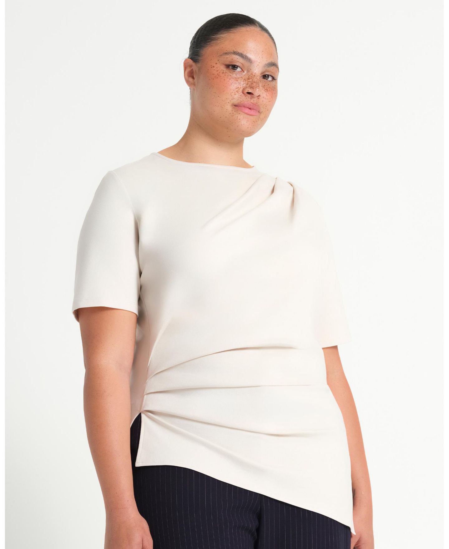 Женская футболка ESTELLE Plus Size Sasha Assymetric Pleated Modern T-Shirt Top, цвет: Устричный — фото 3