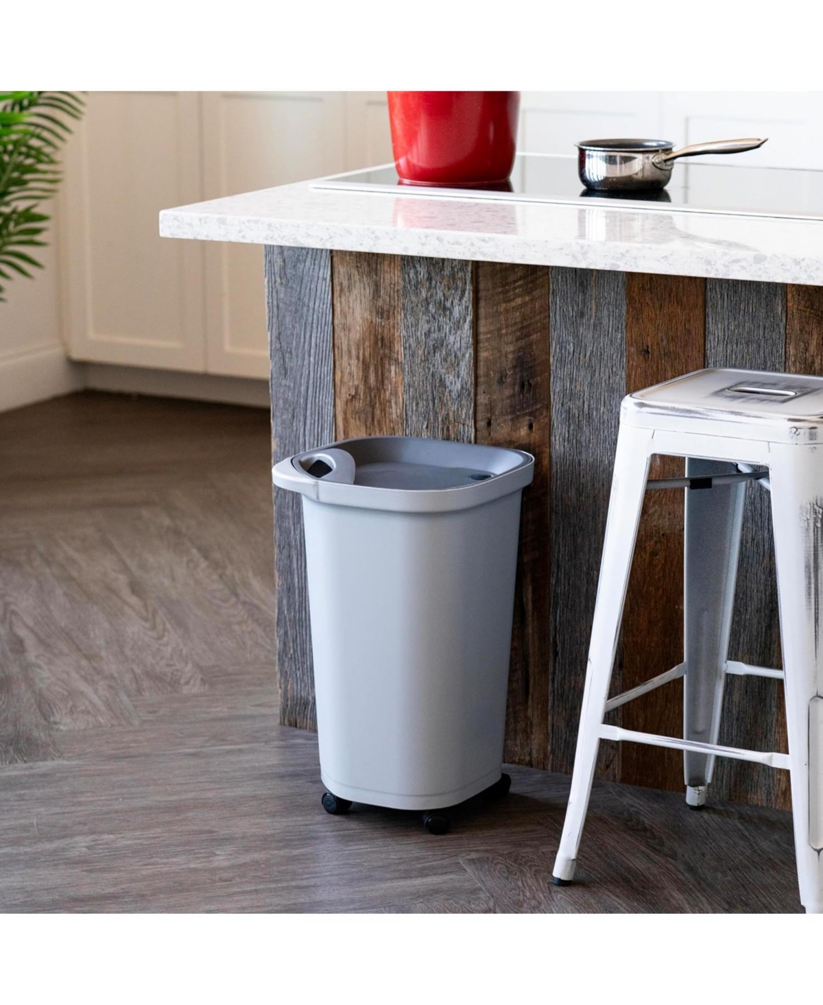 Iris Usa Pet Food Storage Container 25 lbs, Airtight Seal with Air Valve, 2 Cup Scoop, Removable Wheels, Easy to Open, Gray