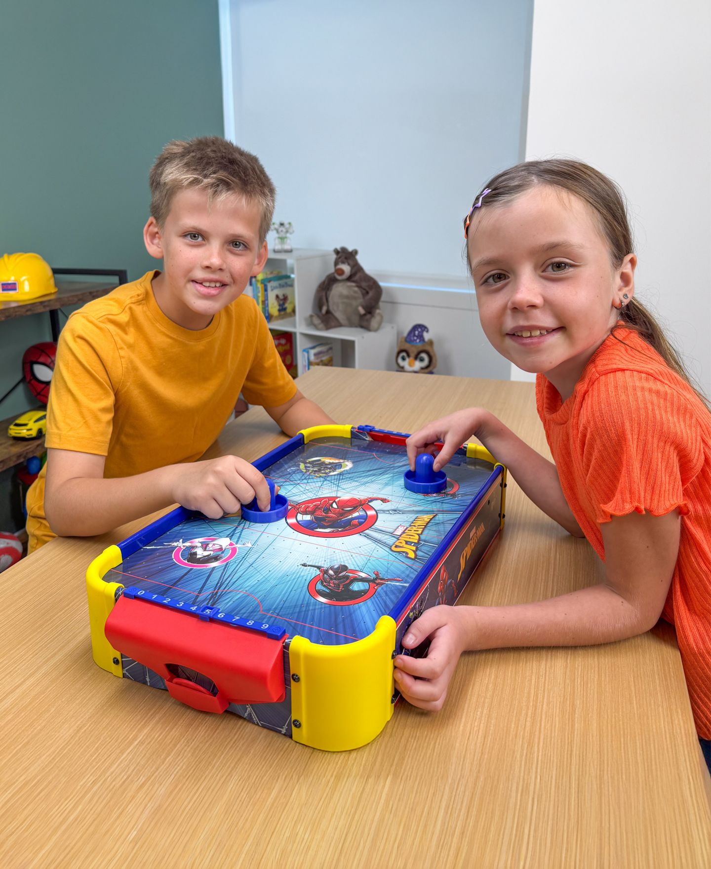 Детская игрушка World Tech Toys Spider-Man Electric Tabletop Wood Air Hockey Table, Ages 4+ — фото 6